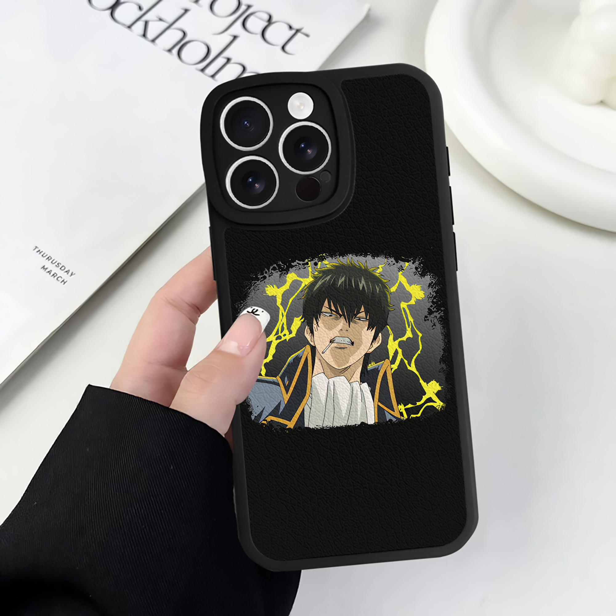 （画像用） ぎんたま 坂田銀時（さかたぎんとき） 神楽 志村新八（しむら しんぱち） GINTAMA Sakata Gintoki Kagura Shimura Shinpachi 【iPhone 16シリーズ対応】シリコンスマホケース（レザー調） 材質：シリコン